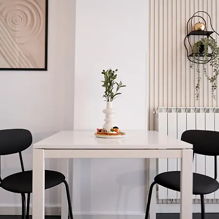 Urban Elegance - Stylish Apartment *